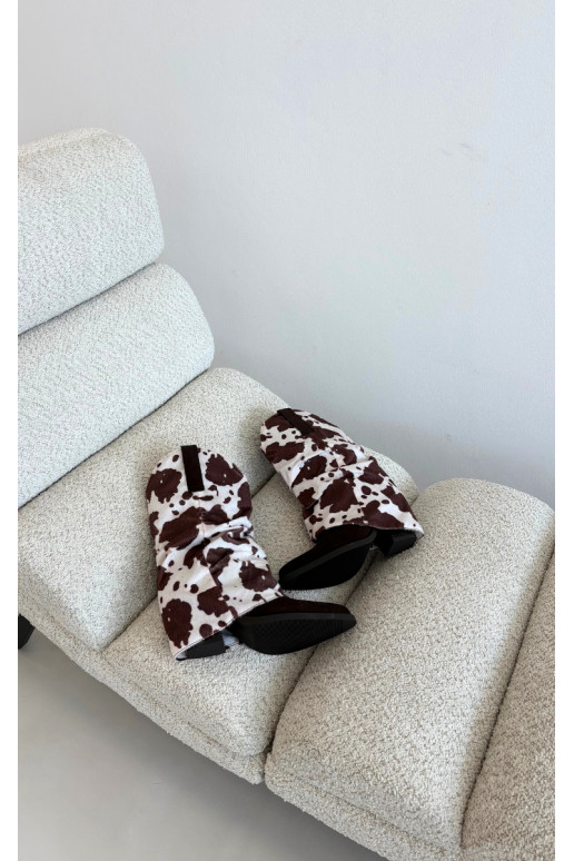 Botins estilo cowboy com cano curvo e saltos na cor marrom Havie