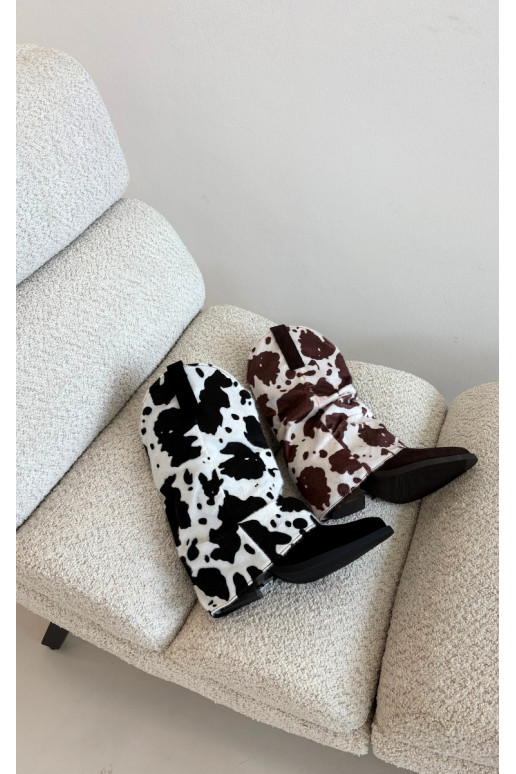 Botins estilo cowboy com cano curvo e saltos na cor preta Havie