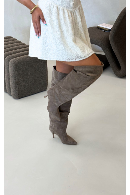 Botas femininas de cano alto slip-on com saltos finos na cor caqui Corly
