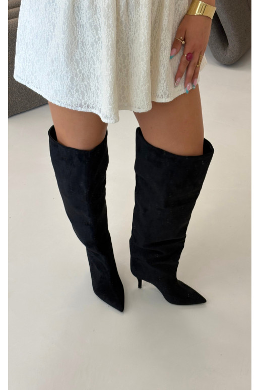 Botas femininas de cano alto slip-on com saltos finos na cor preta Corly