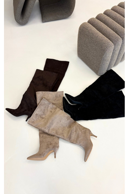 Botas femininas de cano alto slip-on com saltos finos na cor preta Corly