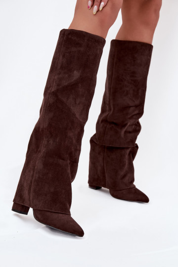 Botas femininas de cano alto forradas com inserções e saltos em camurça sintética chocolate Elivira 2