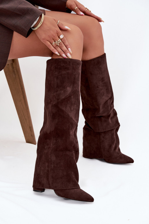 Botas femininas de cano alto forradas com inserções e saltos em camurça sintética chocolate Elivira