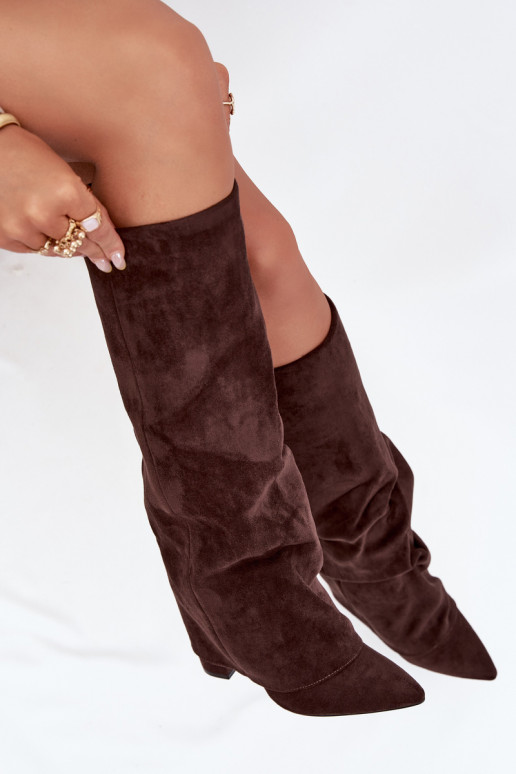 Botas femininas de cano alto forradas com inserções e saltos em camurça sintética chocolate Elivira