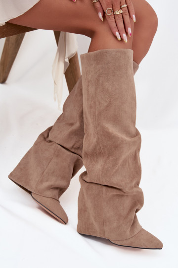 Botas femininas de cano alto forradas com inserções e saltos em camurça sintética areia Elivira