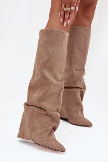 Botas femininas de cano alto forradas com inserções e saltos em camurça sintética areia Elivira 2