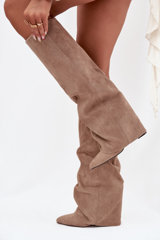 Botas femininas de cano alto forradas com inserções e saltos em camurça sintética areia Elivira