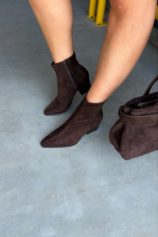 Botins femininos com salto quadrado na cor chocolate Atina