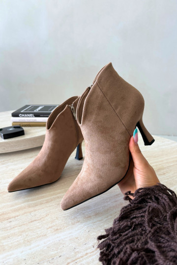 Botins femininos com salto fino e bico pontudo na cor areia Bessia
