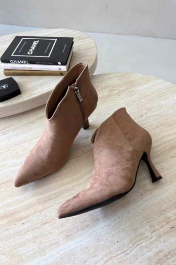 Botins femininos com salto fino e bico pontudo na cor areia Bessia 2