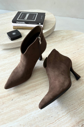 Botins femininos com salto fino e bico pontudo na cor caqui Bessia