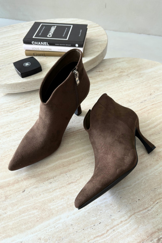 Botins femininos com salto fino e bico pontudo na cor caqui Bessia