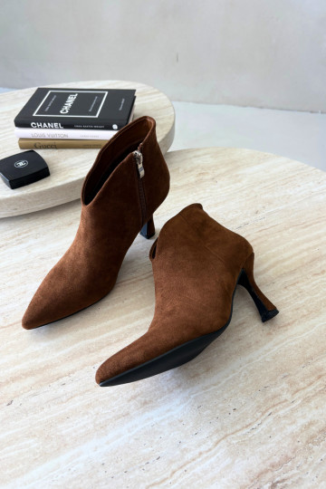 Botins femininos com salto fino e bico pontudo na cor marrom Bessia