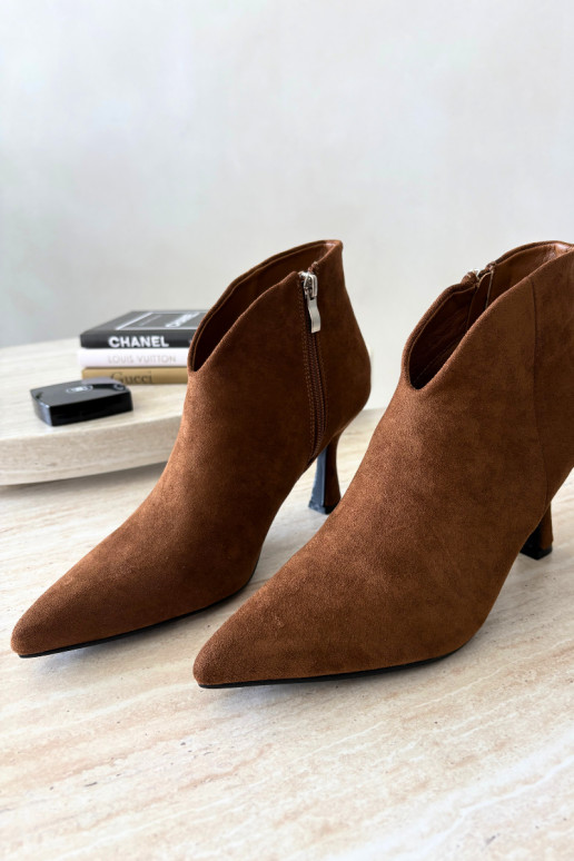 Botins femininos com salto fino e bico pontudo na cor marrom Bessia