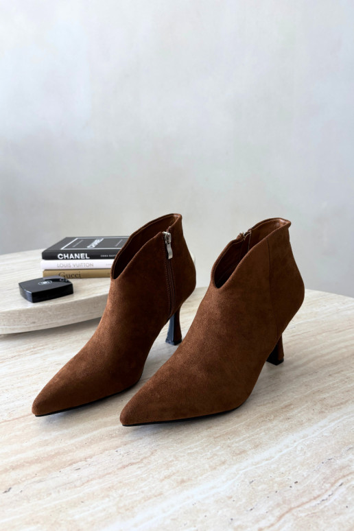 Botins femininos com salto fino e bico pontudo na cor marrom Bessia