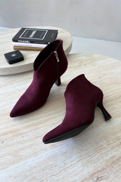Botins femininos com salto fino e bico pontudo na cor bordô Bessia