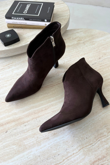 Botins femininos com salto fino e bico pontudo na cor chocolate Bessia