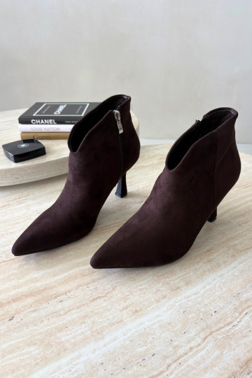 Botins femininos com salto fino e bico pontudo na cor chocolate Bessia 2