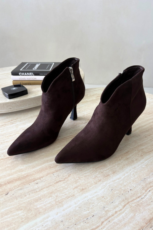 Botins femininos com salto fino e bico pontudo na cor chocolate Bessia