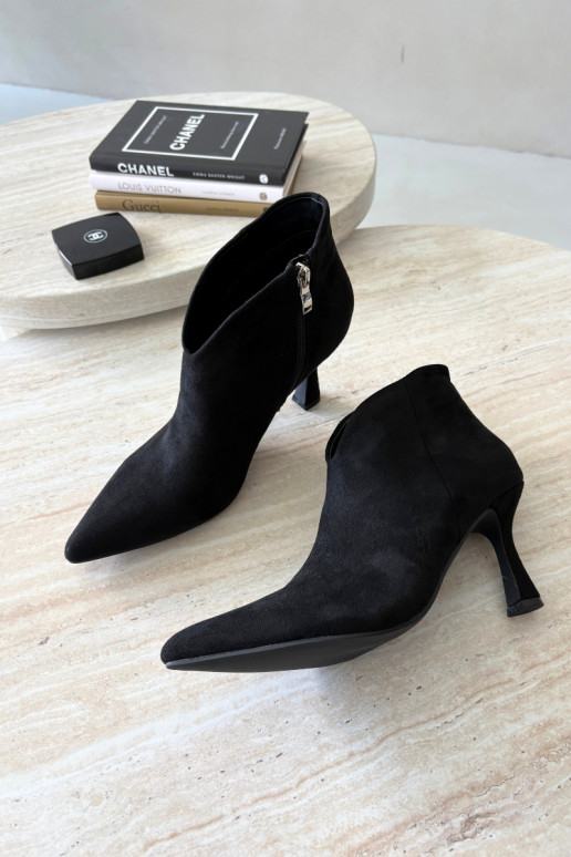 Botins femininos com salto fino e bico pontudo na cor preta Bessia