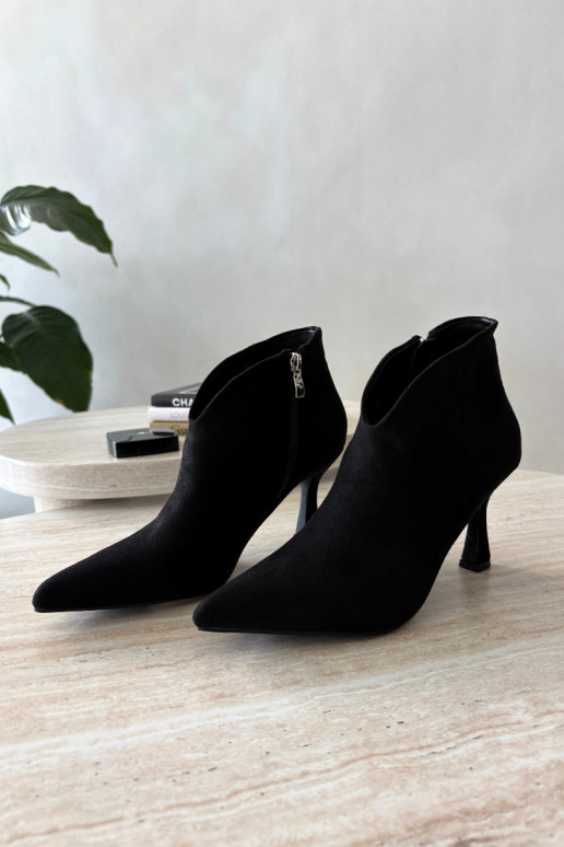 Botins femininos com salto fino e bico pontudo na cor preta Bessia