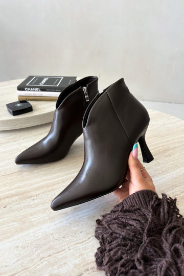 Botins femininos com salto fino e bico pontudo na cor marrom escuro Bessia