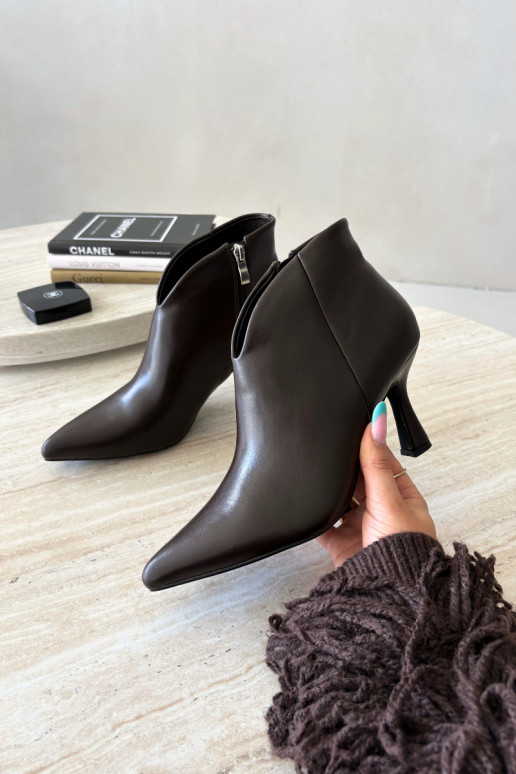 Botins femininos com salto fino e bico pontudo na cor marrom escuro Bessia