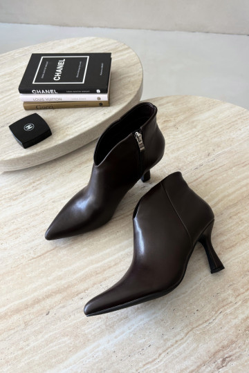 Botins femininos com salto fino e bico pontudo na cor marrom escuro Bessia 2