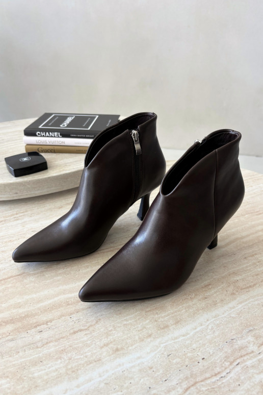 Botins femininos com salto fino e bico pontudo na cor marrom escuro Bessia