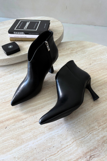 Botins femininos com salto fino e bico pontudo na cor preta Bessia