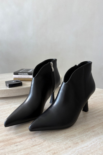 Botins femininos com salto fino e bico pontudo na cor preta Bessia 2