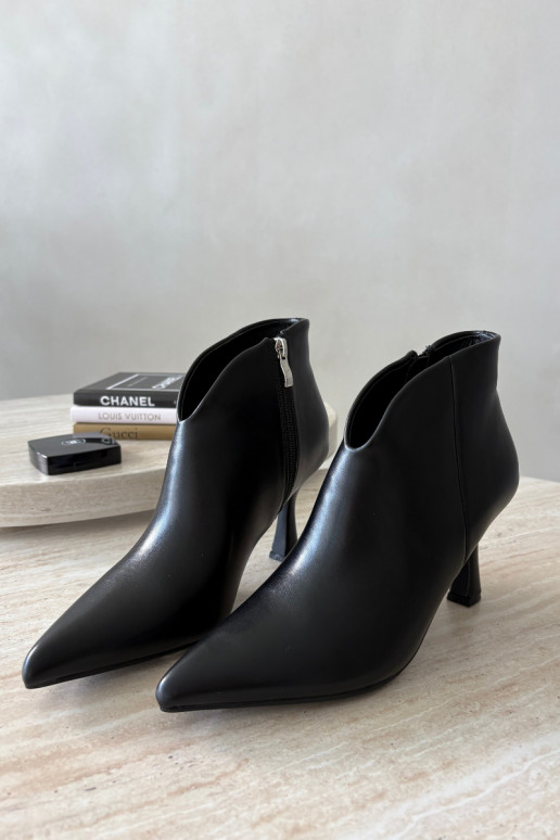 Botins femininos com salto fino e bico pontudo na cor preta Bessia
