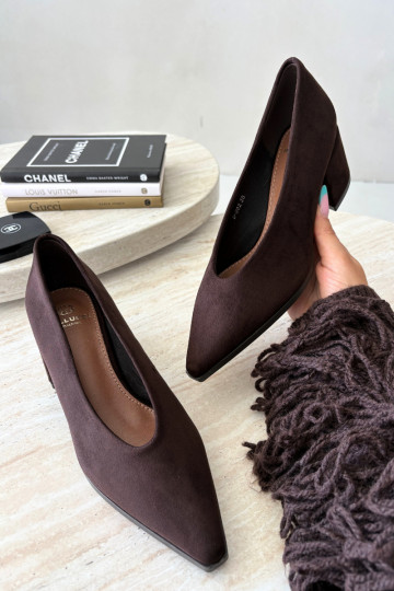 Sapatos com bico pontudo e saltos quadrados na cor chocolate Lavisa