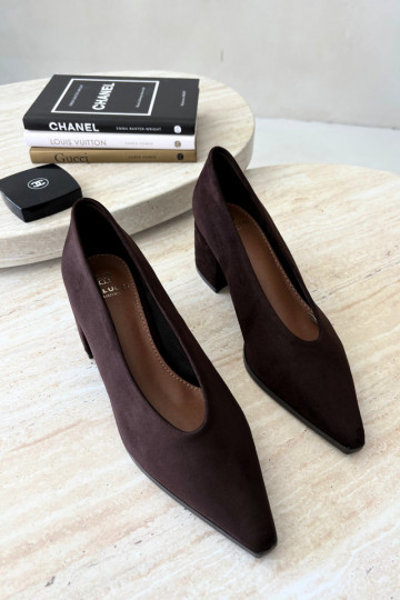 Sapatos com bico pontudo e saltos quadrados na cor chocolate Lavisa 2