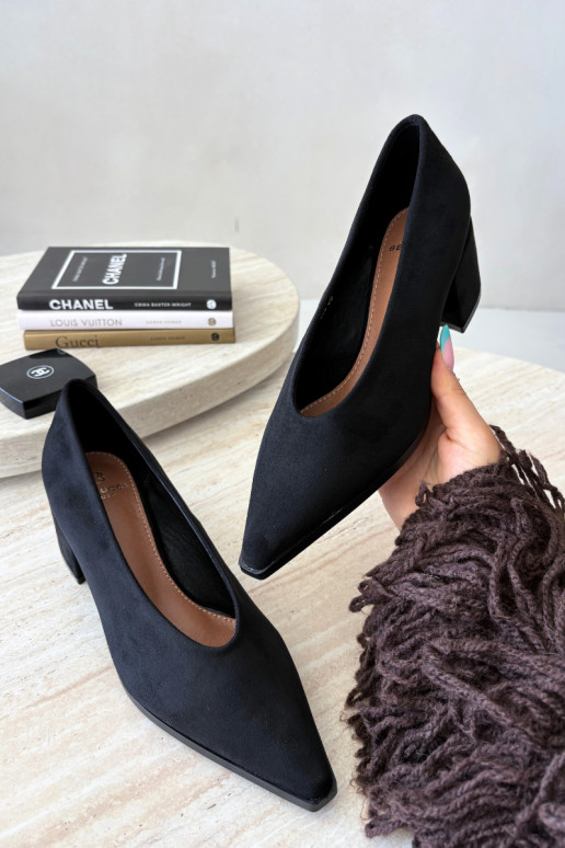 Sapatos com bico pontudo e saltos quadrados na cor preta Lavisa