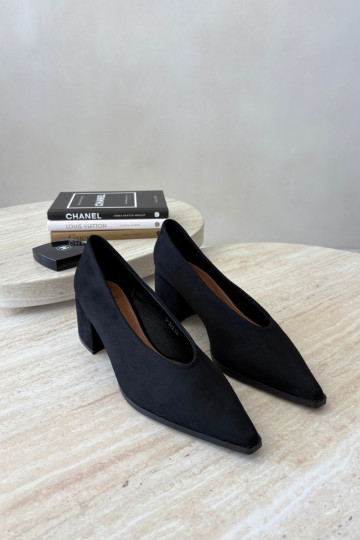 Sapatos com bico pontudo e saltos quadrados na cor preta Lavisa 2
