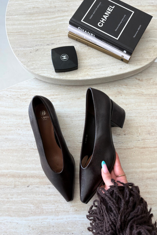 Sapatos com bico pontudo e saltos quadrados em couro sintético na cor marrom escuro Lavisa