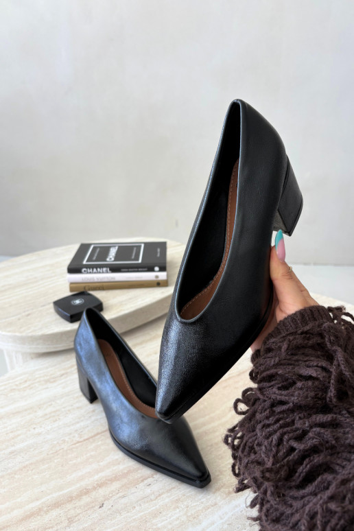 Sapatos com bico pontudo e saltos quadrados em couro sintético na cor preta Lavisa