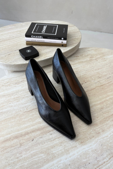 Sapatos com bico pontudo e saltos quadrados em couro sintético na cor preta Lavisa 2