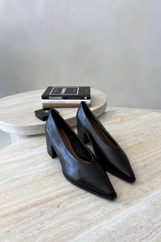 Sapatos com bico pontudo e saltos quadrados em couro sintético na cor preta Lavisa