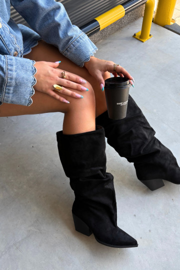 Botas femininas acima do joelho com parte superior curva e saltos em camurça na cor preta Durela