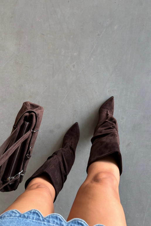 Botas femininas acima do joelho com parte superior curva e saltos em camurça na cor chocolate Durela