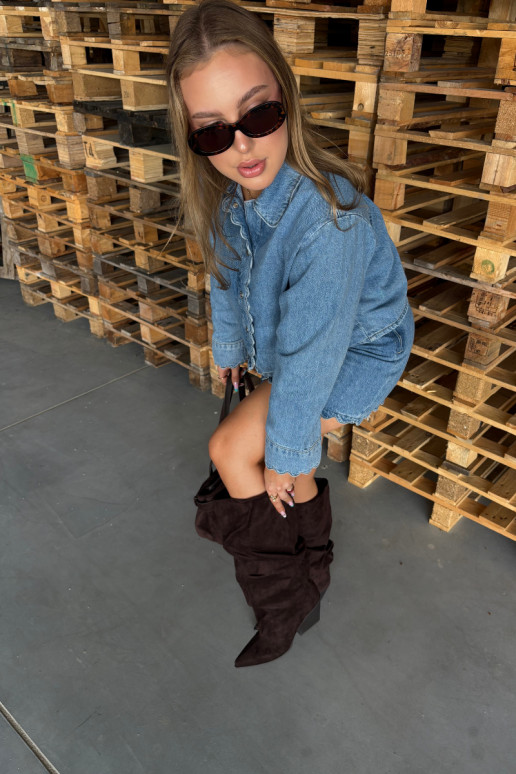 Botas femininas acima do joelho com parte superior curva e saltos em camurça na cor chocolate Durela