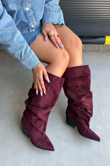 Botas femininas acima do joelho com parte superior curva e saltos em camurça na cor bordô Durela