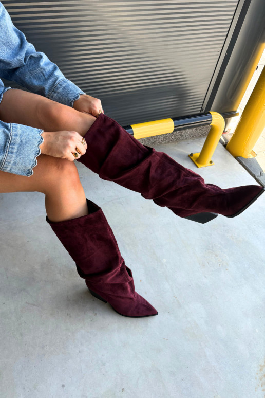 Botas femininas acima do joelho com parte superior curva e saltos em camurça na cor bordô Durela