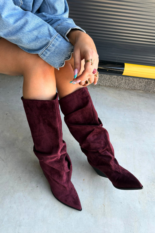 Botas femininas acima do joelho com parte superior curva e saltos em camurça na cor bordô Durela