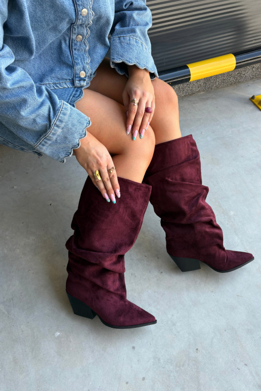 Botas femininas acima do joelho com parte superior curva e saltos em camurça na cor bordô Durela