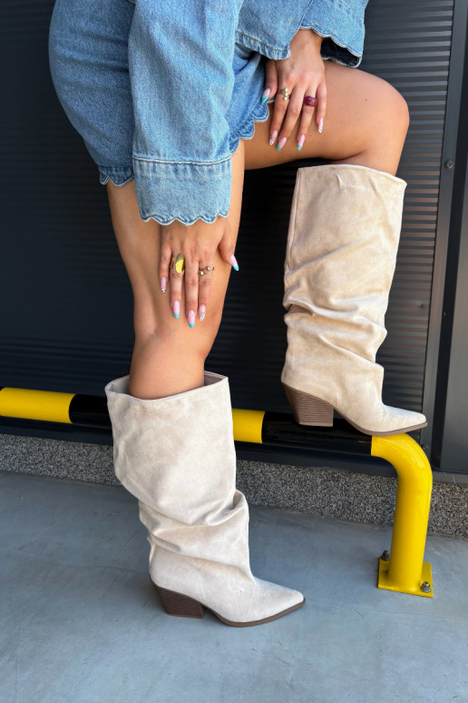 Botas femininas acima do joelho com parte superior curva e saltos em camurça na cor areia Durela