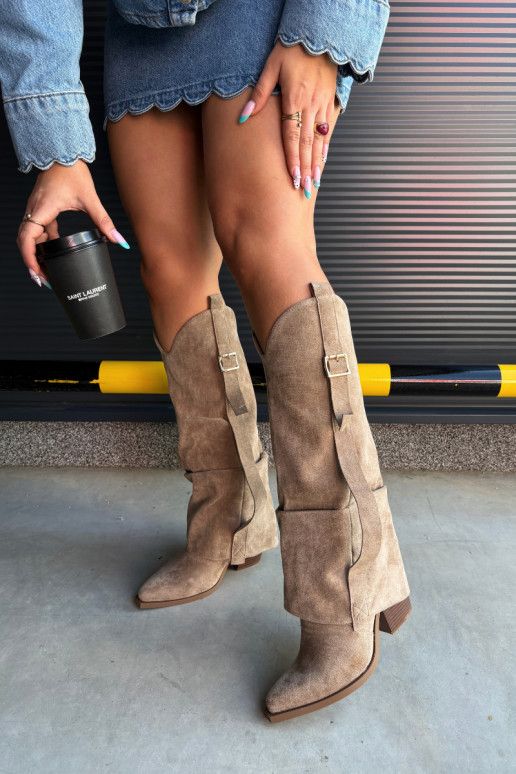 Botas femininas acima do joelho com saltos, babados e fivelas na cor areia Caster
