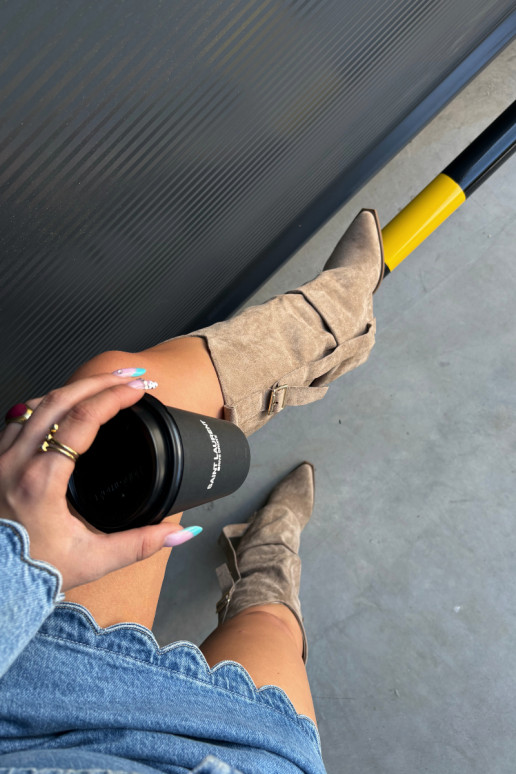 Botas femininas acima do joelho com saltos, babados e fivelas na cor areia Caster
